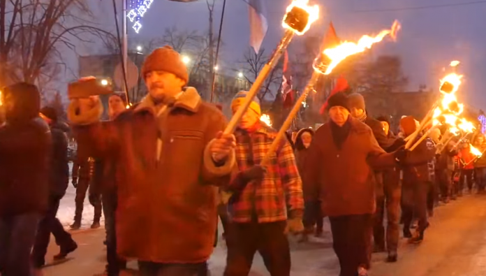 В Славянске провели факельное шествие в честь дня рождения Бандеры