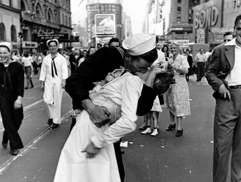 В США умер моряк с фотографии «Поцелуй»