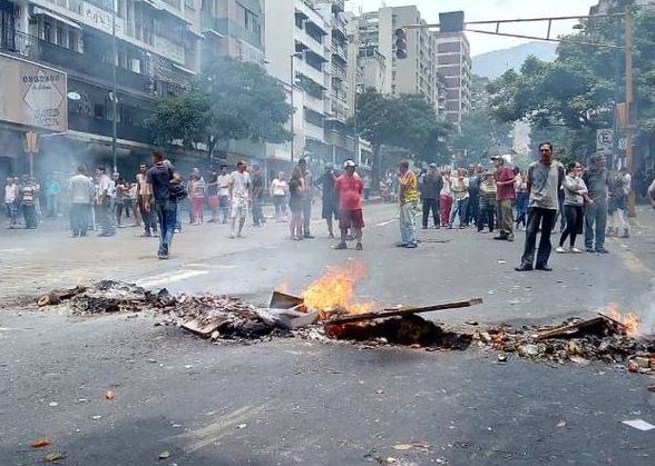 Провокация: в Каракасе люди в гражданской одежде открыли огонь по протестующим