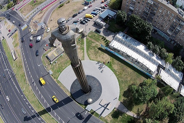 Памятник Юрию Гагарину помыли при помощи автовышки