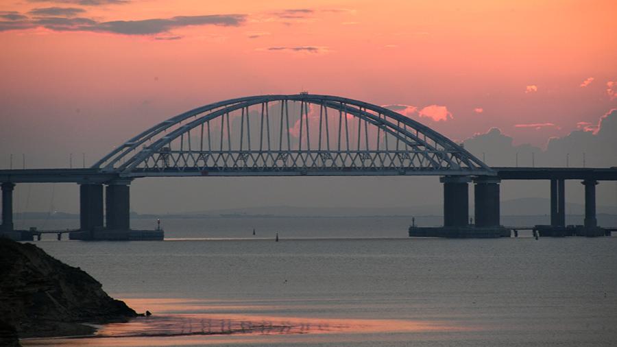 Военный эксперт оценил угрозы Крымскому мосту от украинских кораблей