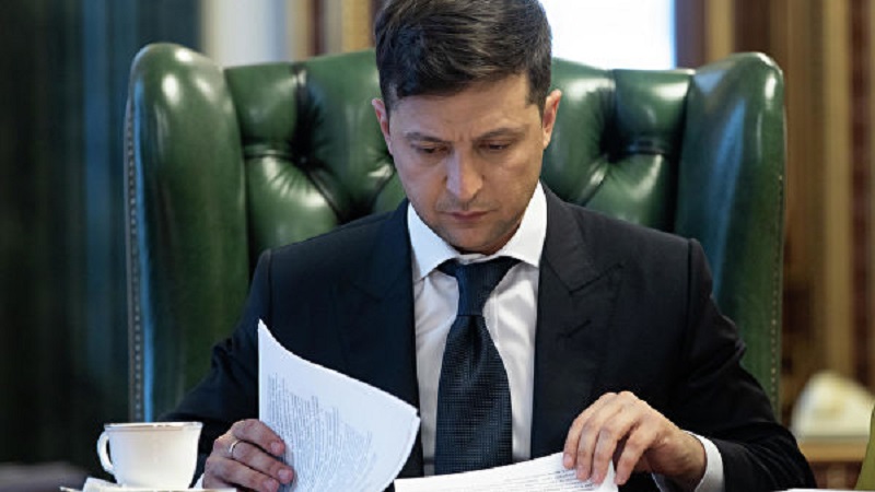 Зеленский поблагодарил парламент за «пробивание дна»