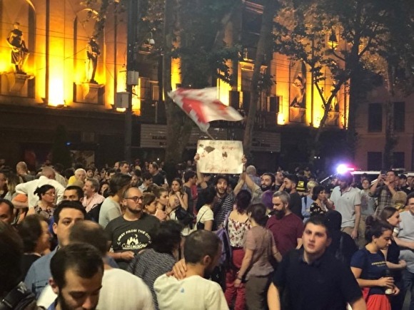В Тбилиси ОМОН применил против митингующих водометы