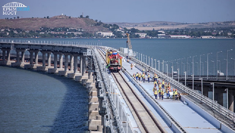 На Крымском мосту проложили первый железнодорожный путь