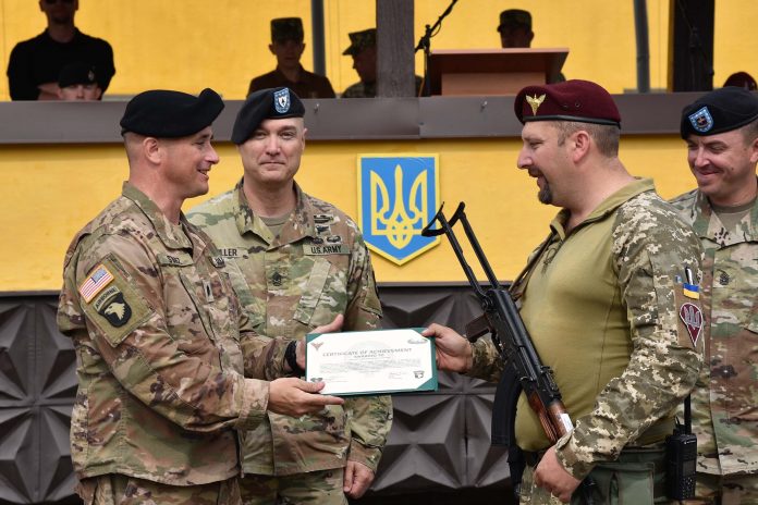 Полковник ВС США: Украинские солдаты только воруют и пьют – учить их невозможно