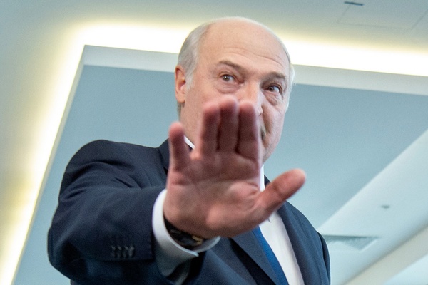 Лукашенко объявил условия передачи полномочий