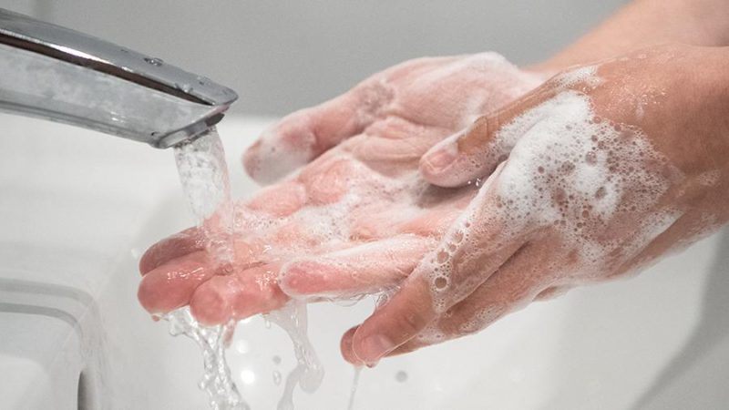 Главное — мыть руки: ученые доказали эффективность гигиены при коронавирусе