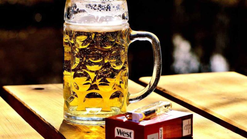 Столетний мужчина назвал секретом долголетия курение и алкоголь