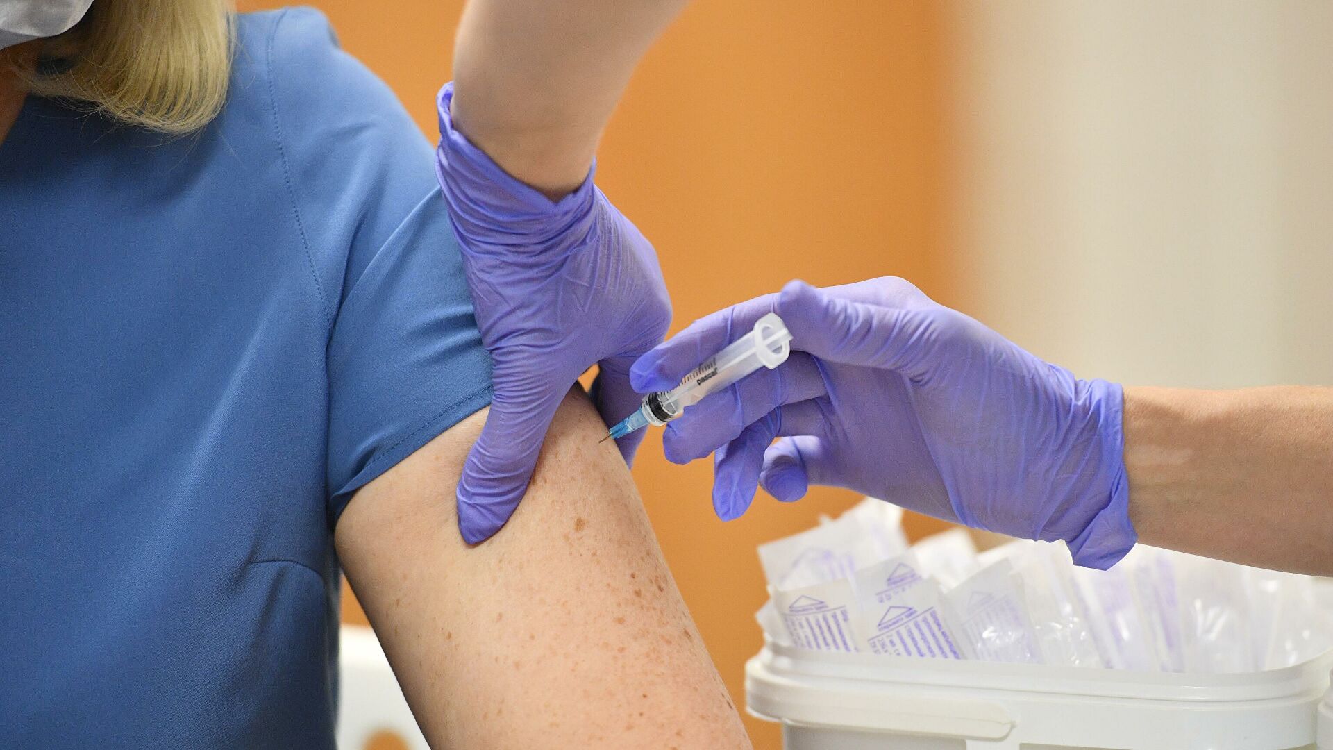 Минздрав РФ назовет дату регистрации третьей вакцины от коронавируса