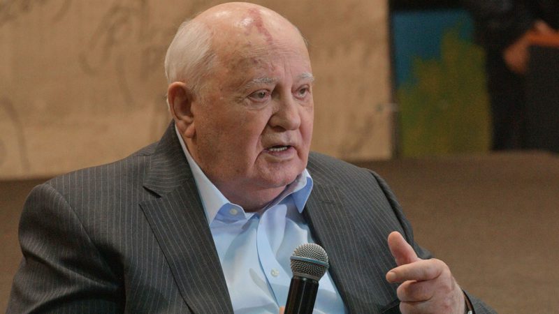 Горбачев призвал менять военные доктрины России и США