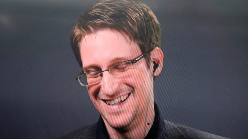 Сноуден подготовил документы для получения гражданства России