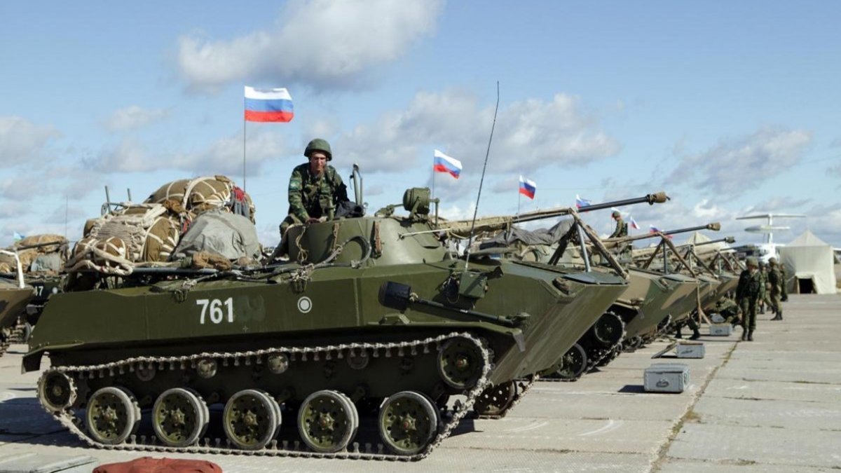 Масштабные военные учения начались в Крыму