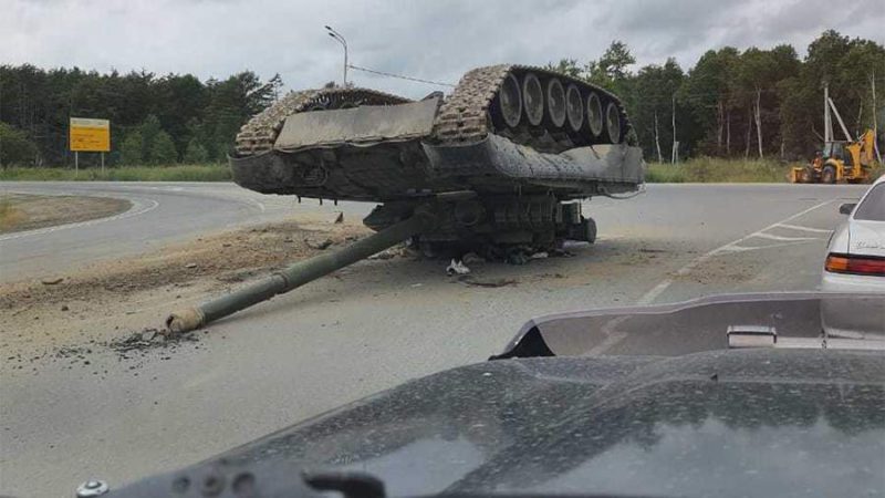 На въезде в Южно-Сахалинск уронили танк