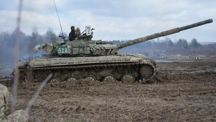 Горе-танкисты. ВСУ открыли огонь по мирным жителям на Украине