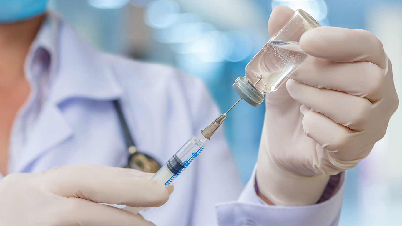 Незарегистрированные вакцины предложили ввозить в Россию
