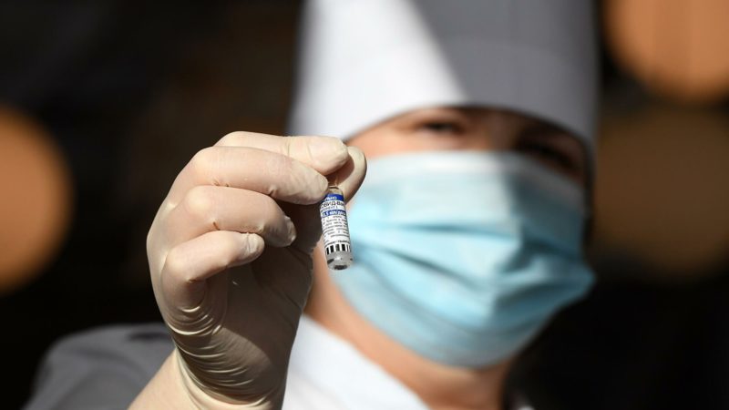 Россиян призвали привиться до нового пика коронавируса
