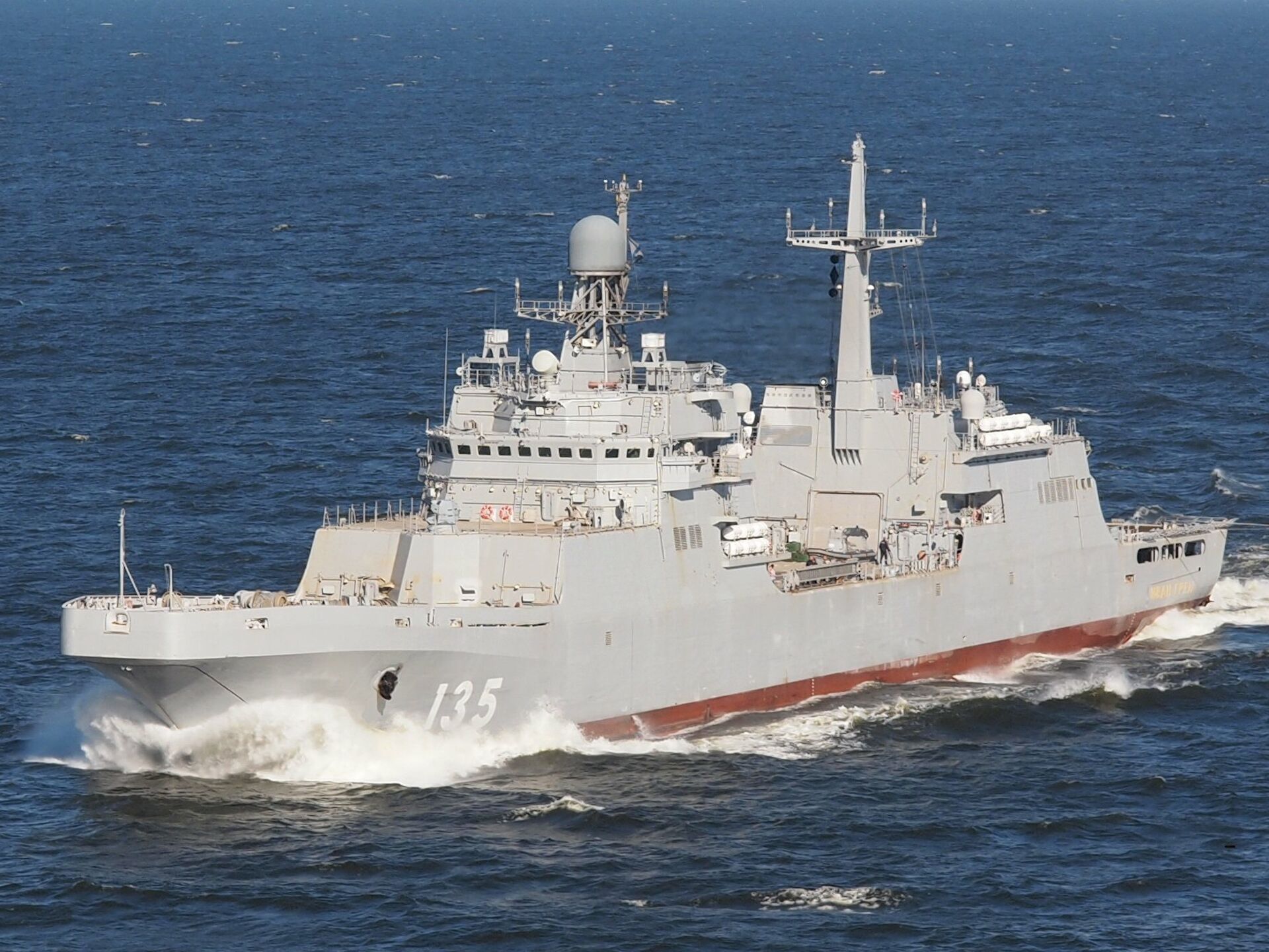 Шесть российских военных кораблей прибыли в Сирию